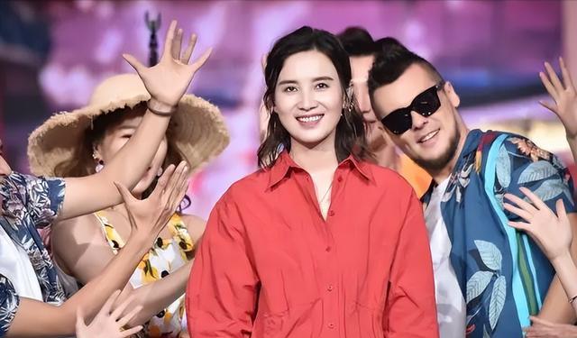 宋佳:靠“吊带”上位,与已婚名导同居,43岁的她活得又酷又飒