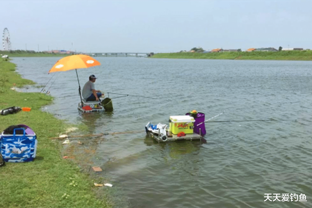 夏季要从2个方向找鱼群，满足1条有大鱼，满足2条就能连竿