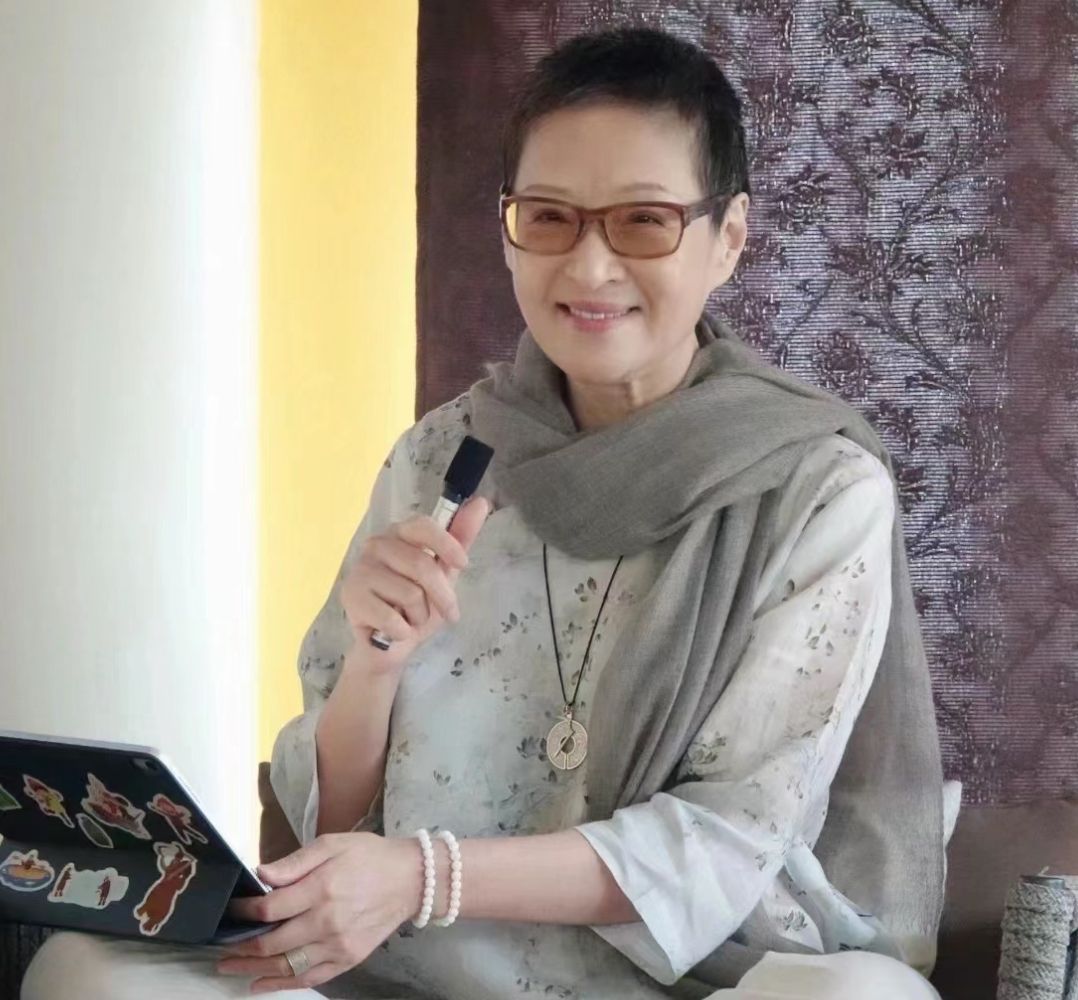 70岁胡因梦亲身示范：女人上了年纪留短发、穿新中式，老了也优雅