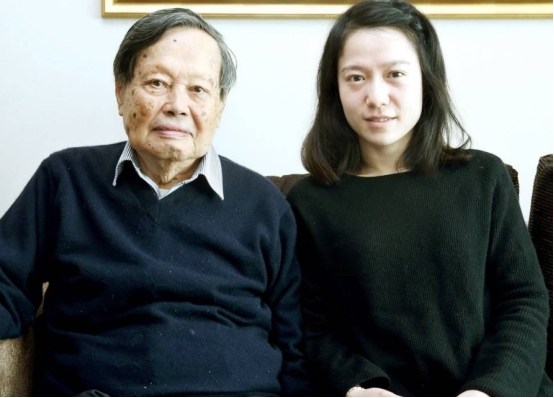 曝翁帆为杨振宁代孕生子?宝宝正面照流出,五官不像她