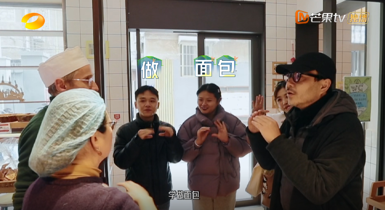 汪涵|汪涵帮听障人士找工作,张含韵为交流学手语,这档综艺来真的