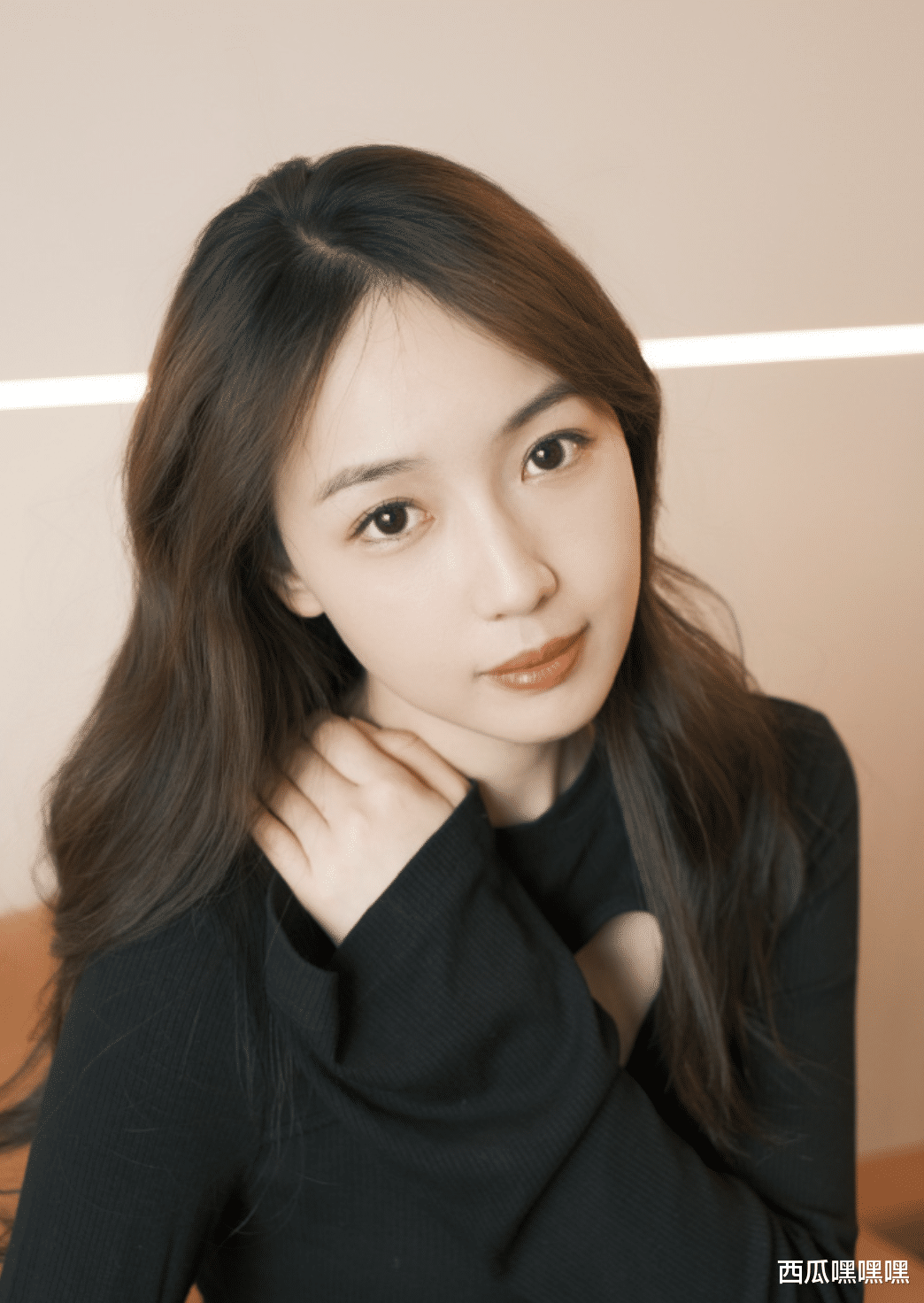 |秦牛正威和孔语浩公开恋情,自带话题加热度,淡黄的长裙也恋爱了