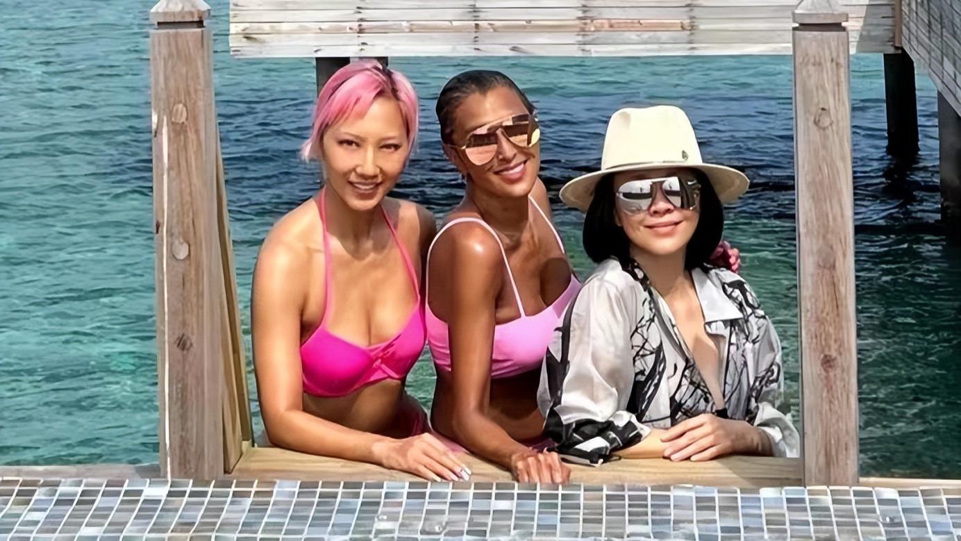 刘嘉玲|刘嘉玲携亲友海边度假，众人穿泳衣秀身材，曹查理外甥女黑到发光