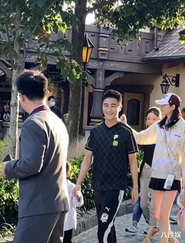 三代同游！奚梦瑶与婆婆聊天关系融洽，四太临别前抚摸孙子脑袋好宠