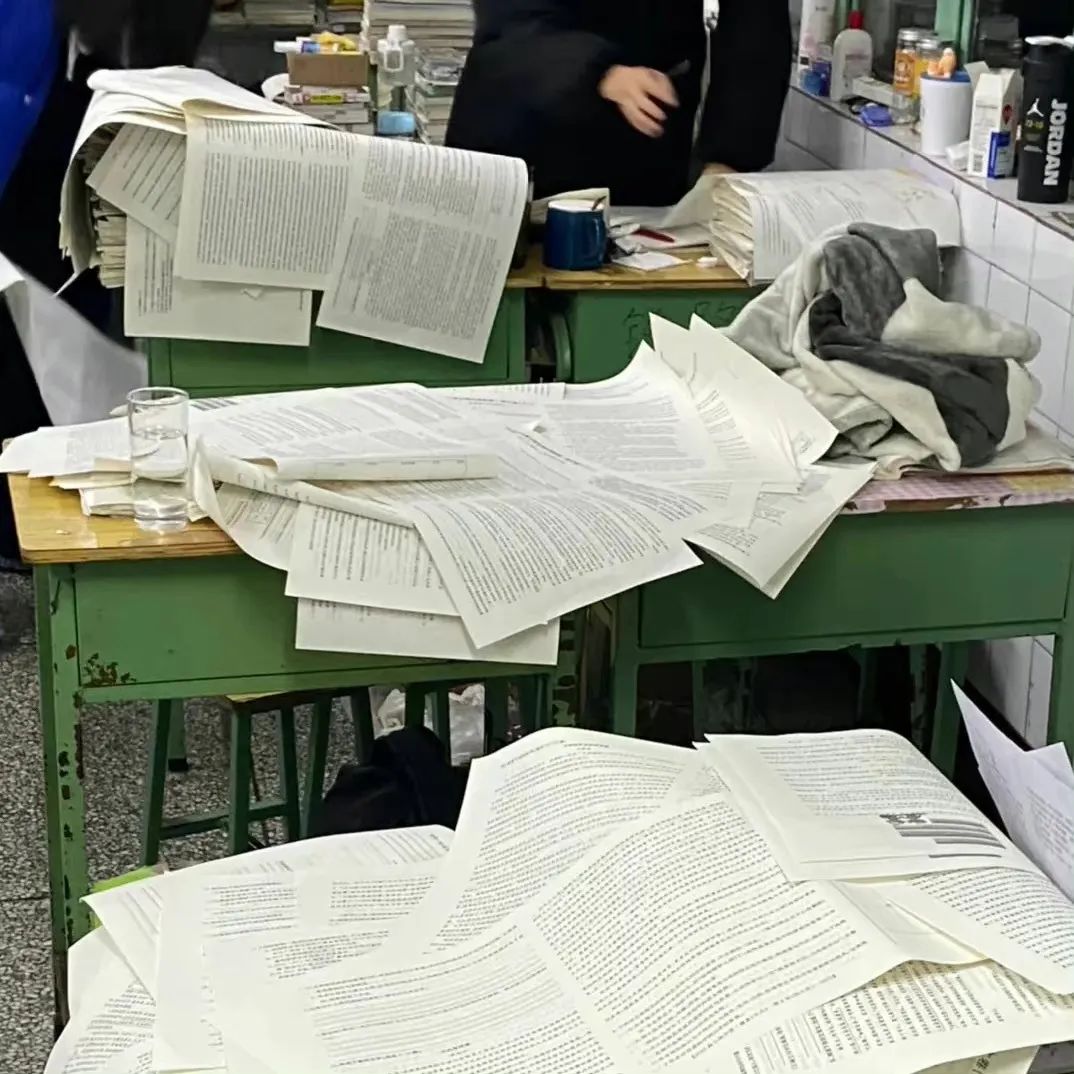 银行|大学毕业以后,我只能去当服务员