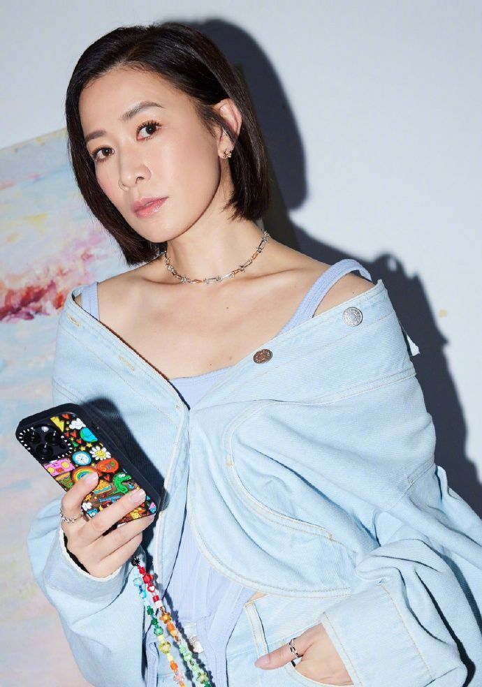 47岁文颂娴罕见露面,与好友合影有辨识度最惊艳,佘诗曼沦为配角