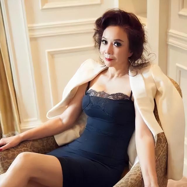 蔡明|从“小品女王”到被喊“滚出春晚”，蔡明到底做错了什么?