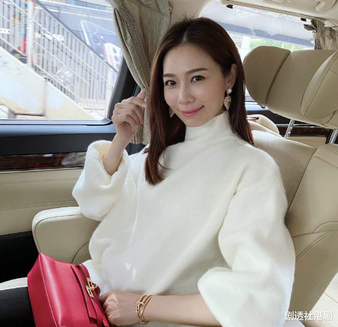 TVB离巢女星为母亲庆生!60岁寿星被赞冻龄,母女同框像姐妹