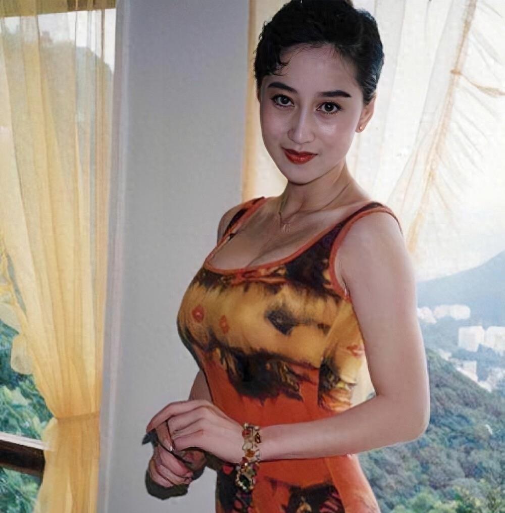 李连杰晒妻子近照,61岁利智衰老似老奶奶,反观前妻的状态依然优雅