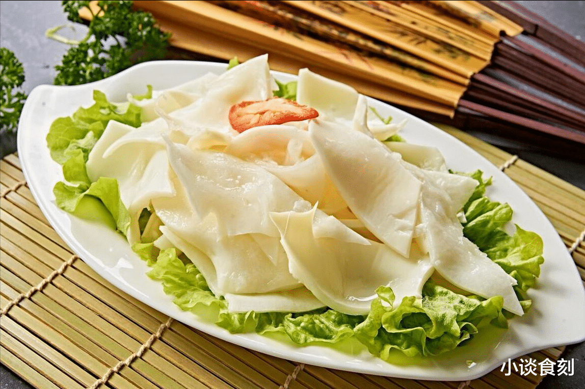 火锅|去吃火锅时，为啥盘子里都会垫一片生菜？原来大有讲究，涨知识了