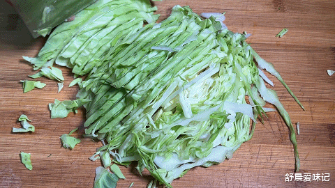 医生|用半个圆白菜和5块钱肉馅制作馅料，爽口不油腻，想吃饺子随时包