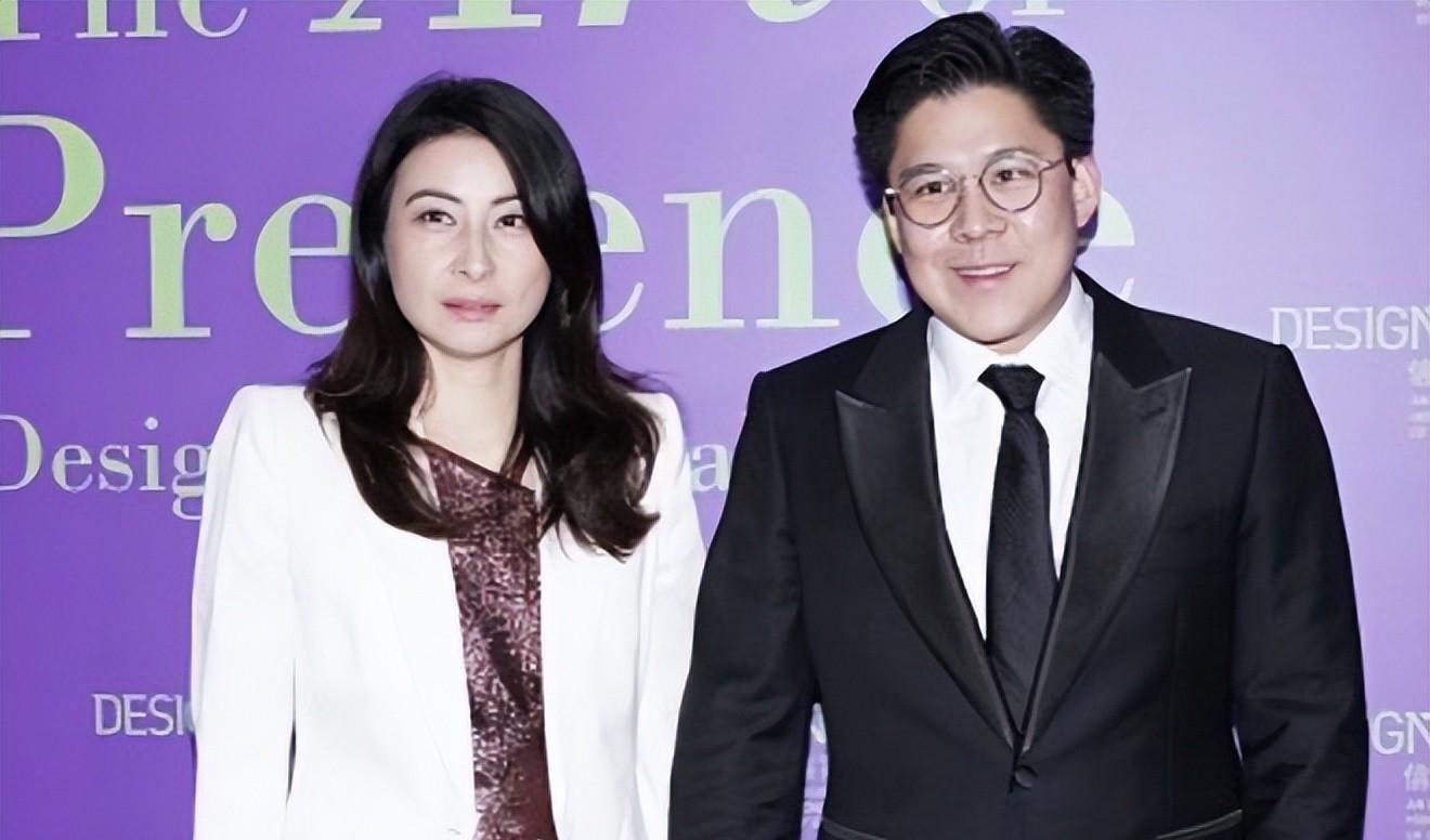 郭晶晶|郭晶晶亲自接丈夫下班,不带保镖走回家