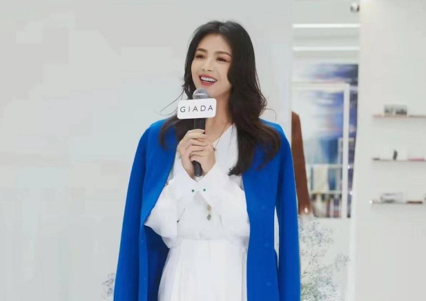 穿衣搭配 被刘涛惊艳了!一袭套装慵懒随性尽显高级感,美到骨子里