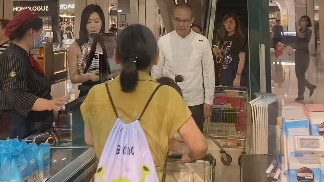 田朴珺夫妇带娃逛商场，3岁囡囡精灵似小公主，王石贴心撑伞拎包