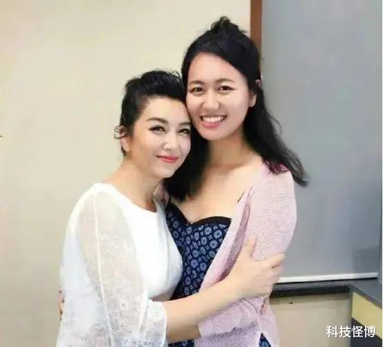 发型 56岁江珊颜值没有“掉线”发型美出圈！超短发配花裙别有韵味！