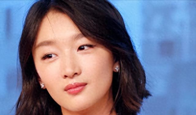 私生活靡乱,不拉窗帘与男友玩“拔萝卜”被拍,周冬雨暴露了本性