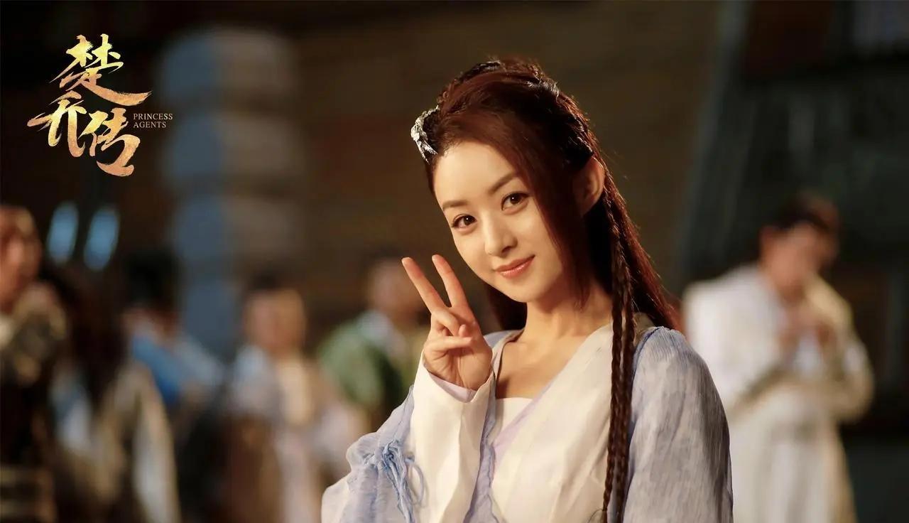 赵丽颖baby同时现身商场,一个高贵如公主一个穿衣低俗上不了台面