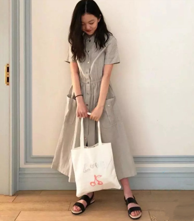 王菲 王菲母女走机场，李嫣嘴唇没修复好不及妈妈美貌，但时尚感真的强