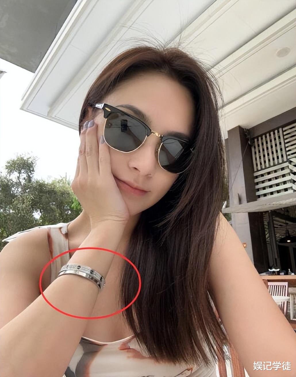 官宣新恋情?42岁钟欣潼与皇甫圣华脸贴脸引猜测,曾被拍接头亲吻