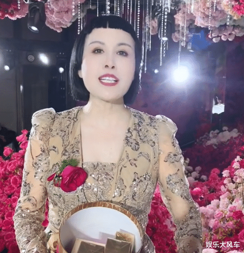 刘亦菲|掉价!金龟子脚踩厚底鞋现身,为网红主持婚礼,被指要钱不要脸