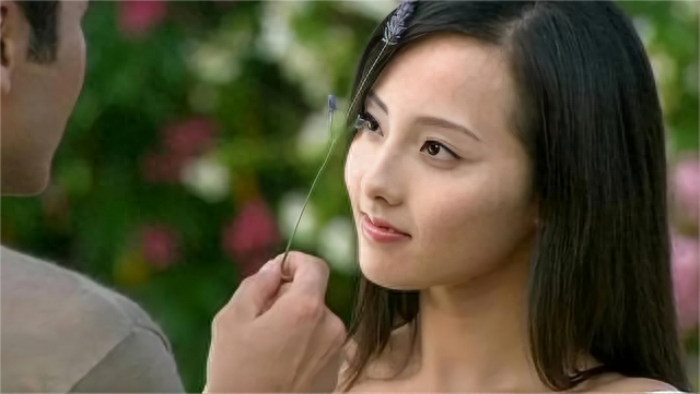 这一次，36岁靠美貌翻身的张嘉倪，撕开了买超最后的“遮羞布”