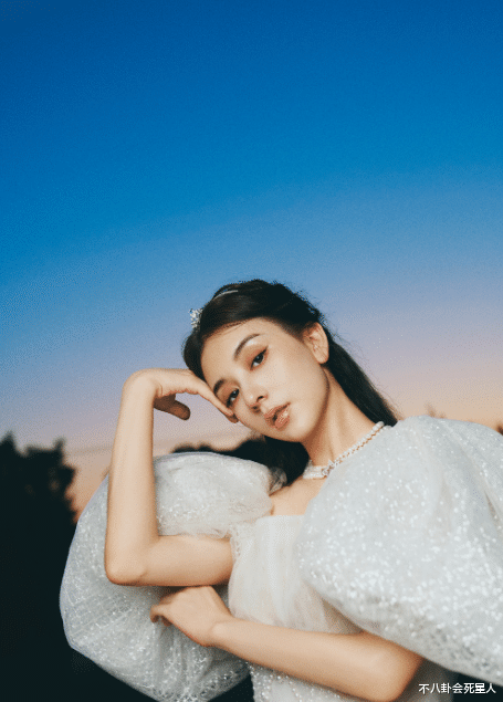 方媛为58岁郭富城庆生，两点尽显“讨好”姿态，天王嫂不好做