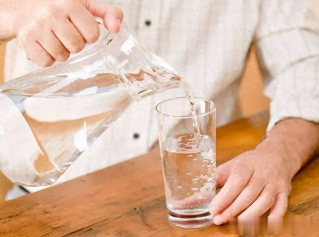 晨起空腹喝水,比不吃早餐还伤命?医生说出正确答案很多人都错了