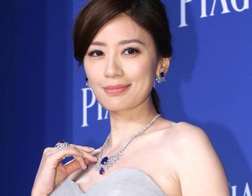 这一次，“情史太乱”的代价，在49岁贾静雯身上体现得淋漓尽致