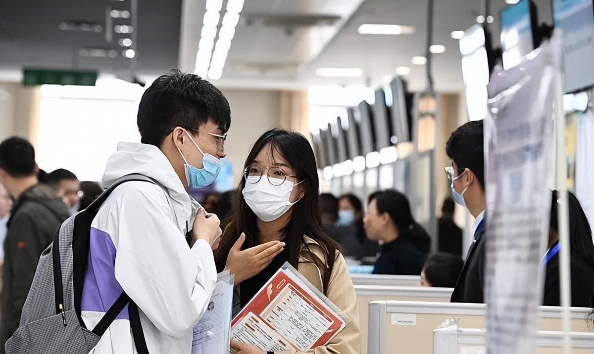 “不问工资难道问候你全家”，00后面对老板的硬气，前辈自愧不如！