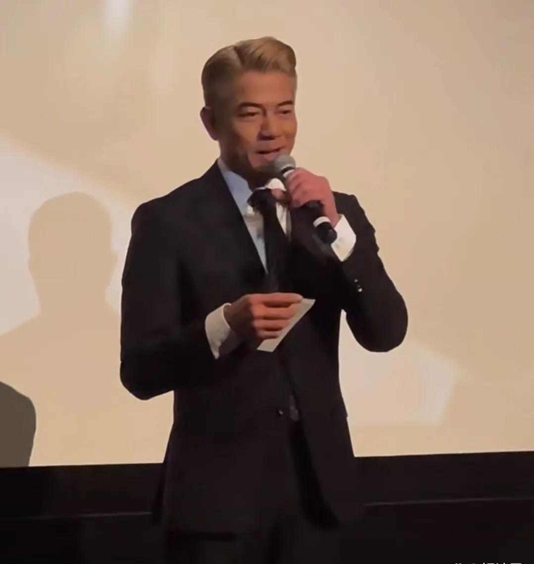 郭富城|57岁郭富城现身美国！一头黄毛满脸皱纹超显老，英语蹩脚照稿子念