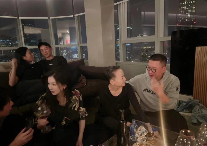 |63岁宋丹丹寸头认不出!现身北京逛街受欢迎,保养得体显年轻