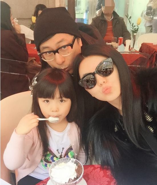 王诗龄|王诗龄晒国外出游日常,与闺蜜穿情侣装跳舞,生图精修差别大