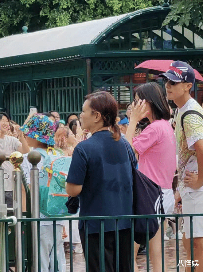 吴尊举家出游,林丽莹素颜稚嫩比女儿还显小,NeiNei膝盖淤青明显