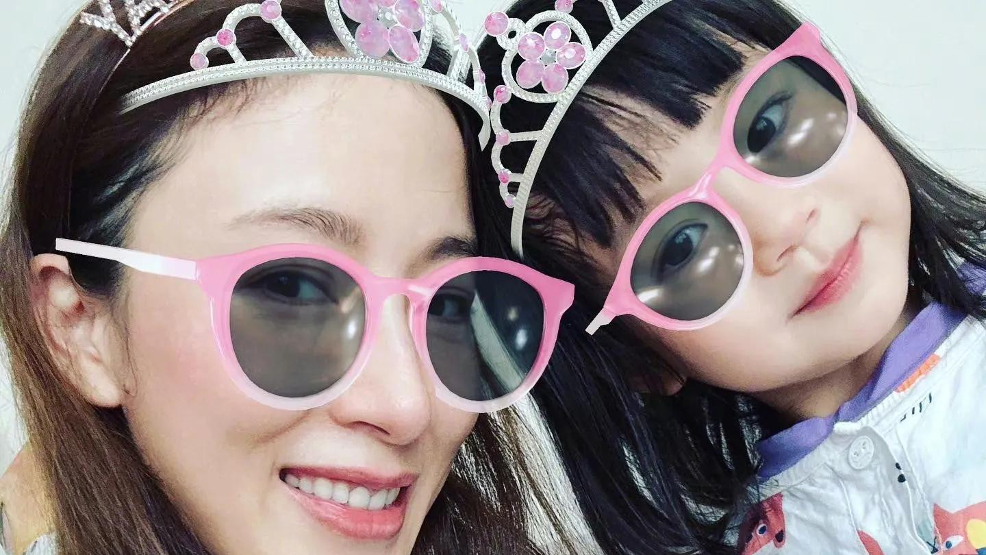 44岁杨怡晒母女合照庆生，3岁小珍珠嘴巴超甜，说“妈妈是公主”