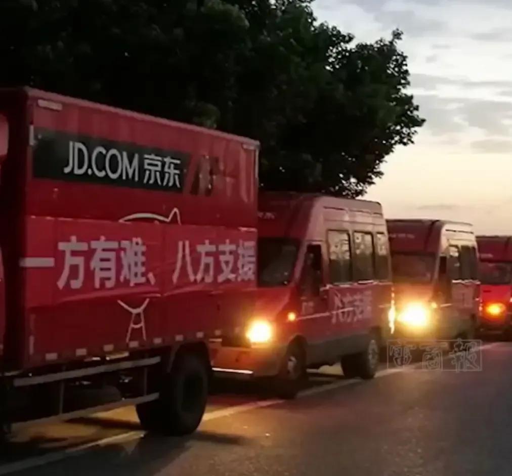 王宝强给红十字会好好的上了一课,干活应该穿雨鞋而不是燕尾服!