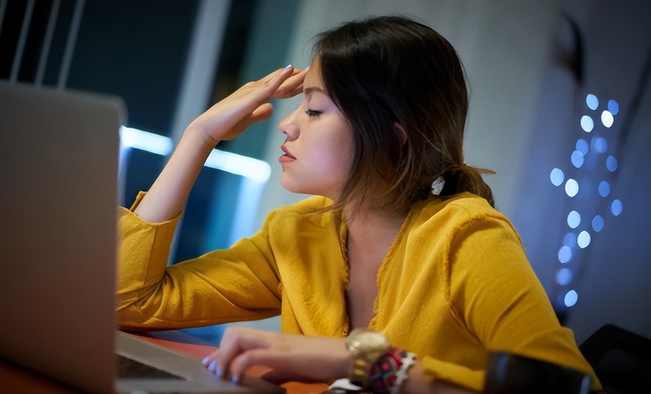 00后女员工“主动”加班，连续加一个月，次月看到工资条彻底懵了