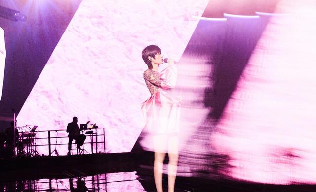 李宇春|李宇春八登《周末画报》封面,粉色花朵裙大秀美腿,演绎舞台皇后