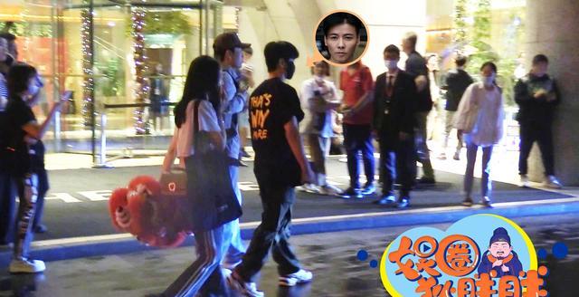 忍着腿伤教蔡少芬跳舞被赞好甜张晋活动后脚步蹒跚等车回酒店