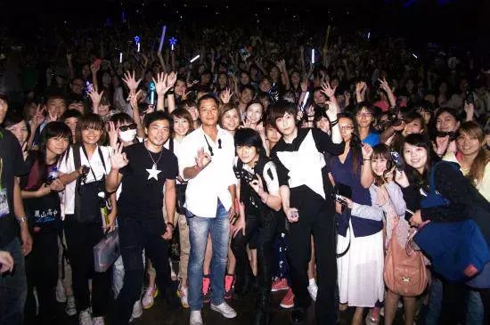 五月天|门票上亿收入，却给志愿者吃米饭榨菜，五月天吃相难看被骂上热搜