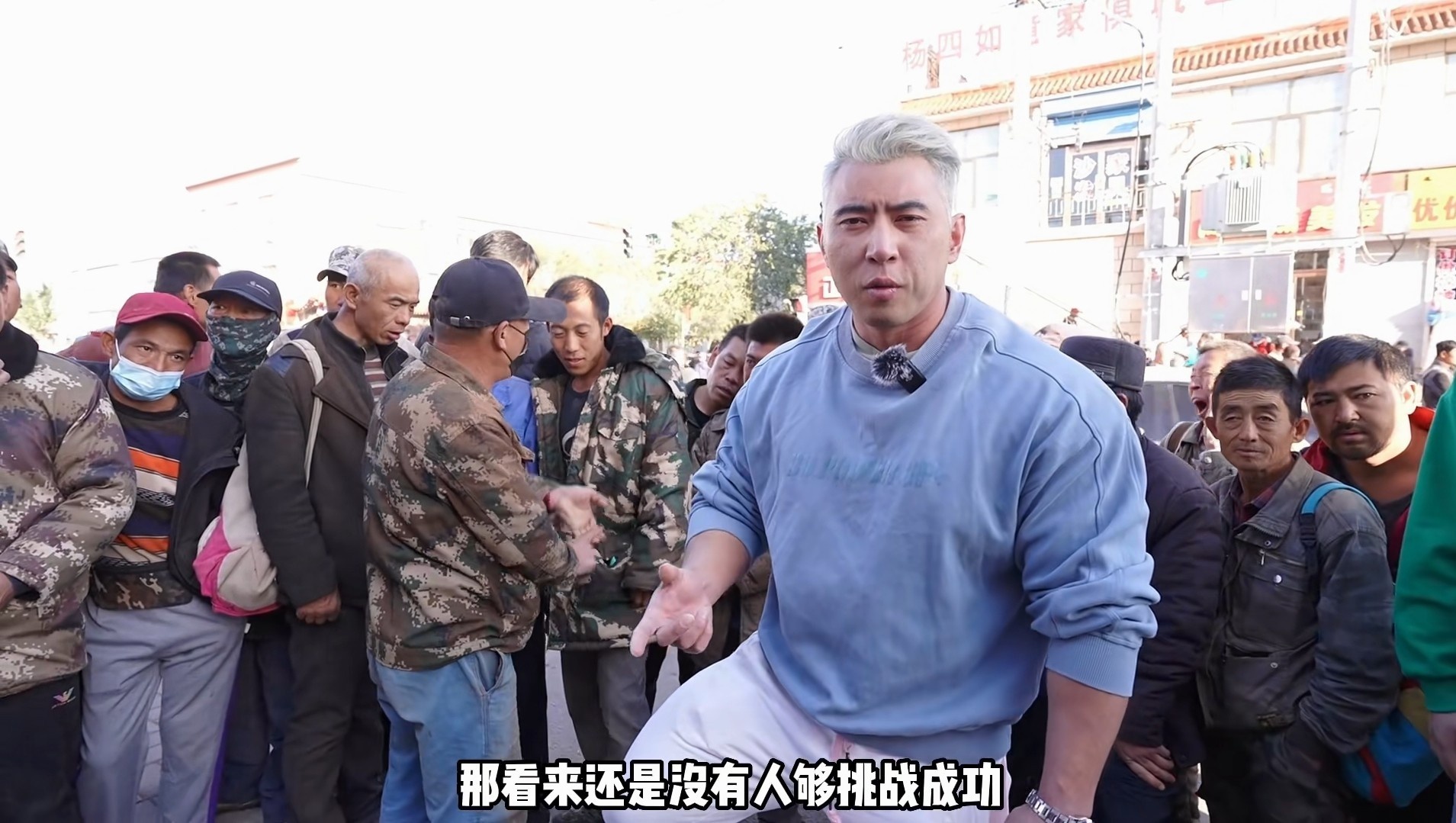 举起100公斤的哑铃就可以拿到奖金,健身华哥的活动挺有意义的