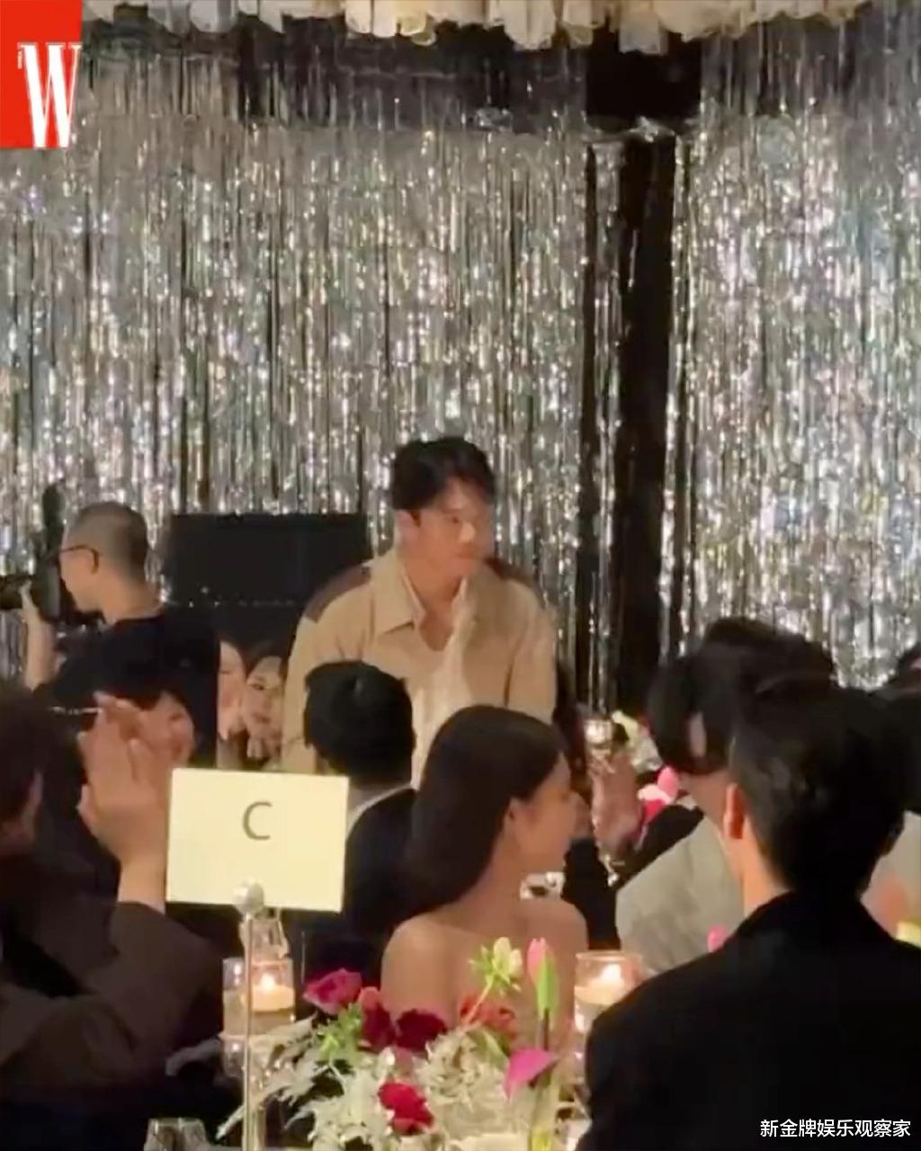 Jennie与TXT队长崔秀彬上热搜,坐一起说悄悄话,他俩什么关系?