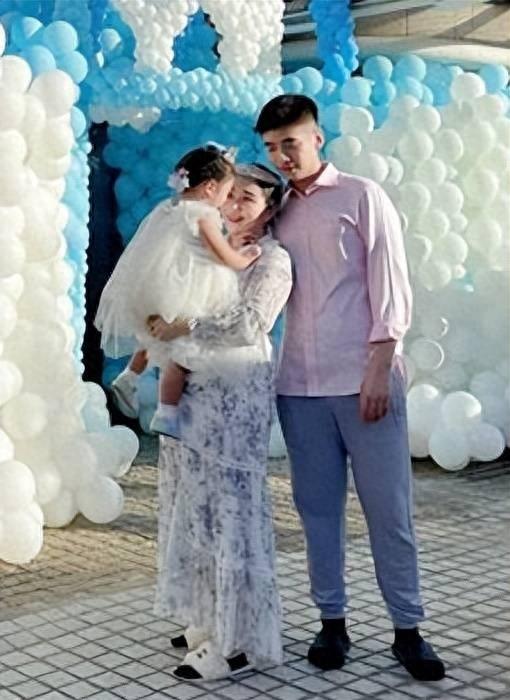 33岁何超盈暴瘦模样大变与25岁老公为女庆生，4岁女儿智商引热议