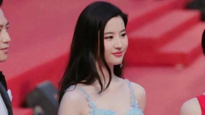 刘亦菲想火也是拼了！上半身只穿肚兜遮住，邓超害羞手都不知放哪