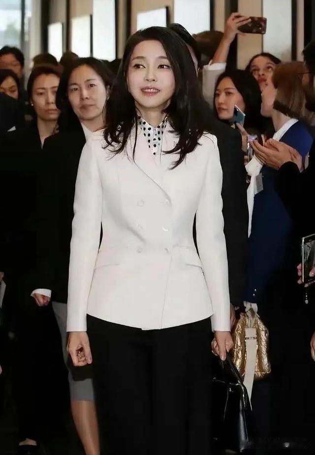 特鲁多 韩国第一夫人难得一见的开怀大笑，在特鲁多面前变害羞少女