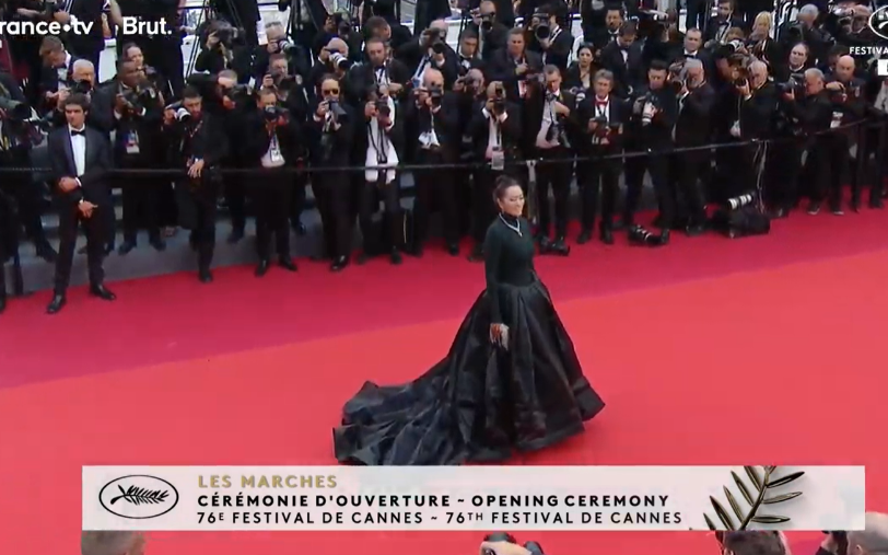 戛纳|戛纳电影开幕红毯，关晓彤黑裙闪烁，朱一龙脸垮僵硬，巩俐气场强