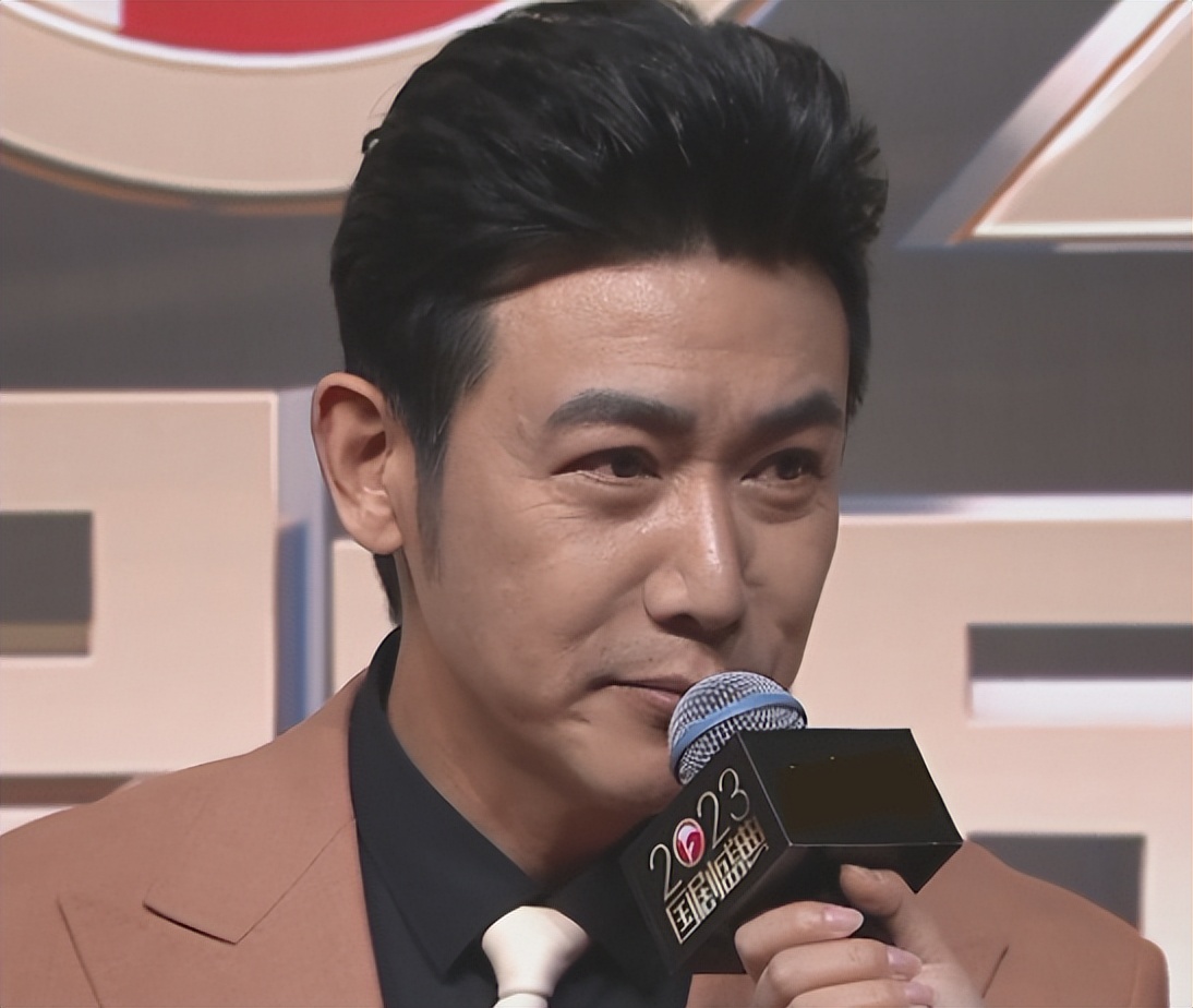 当61岁张凯丽和55岁周涛站在一起，我才明白什么叫气质和骨相