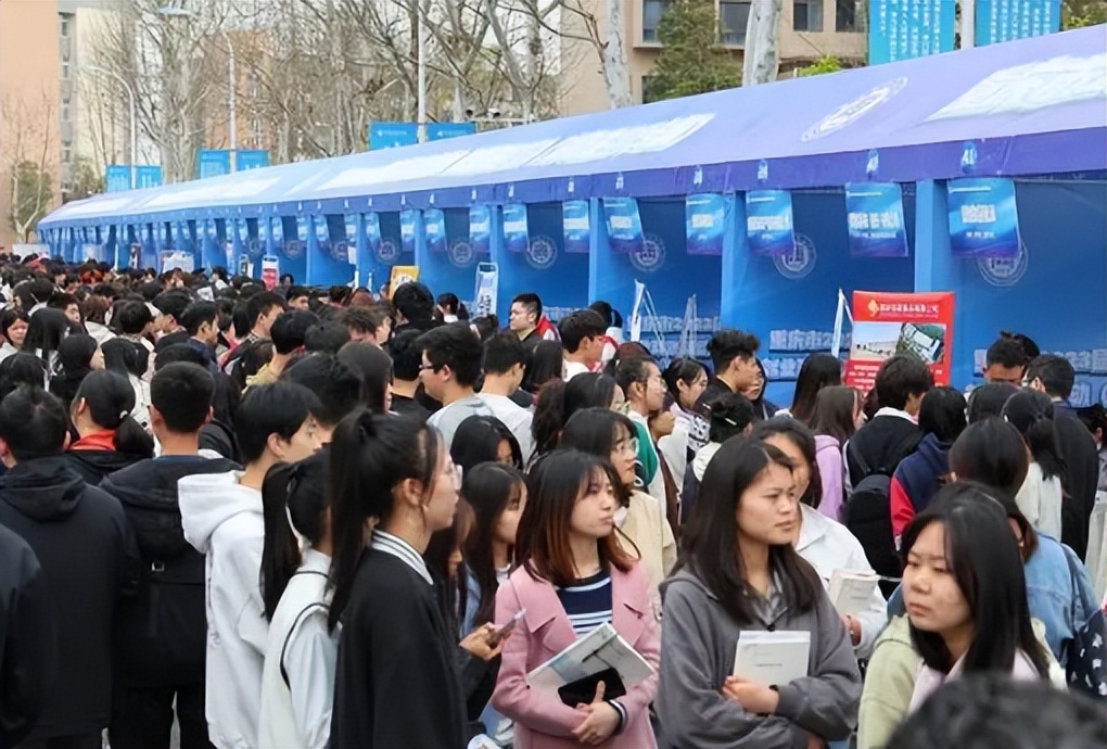 求职|985,211校招人山人海,计算机高材生月薪只有两千,竟还有九项要求