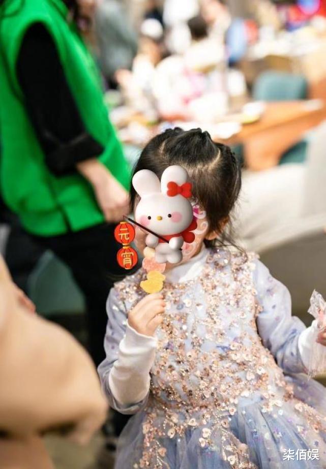 颖儿|颖儿为女儿隆重庆生，邀请她全班同学，月亮与爸爸说悄悄话好温馨