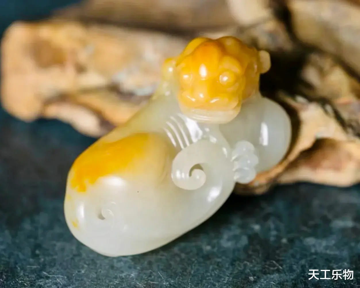 过灯无结构的和田玉黄白料！黄沁籽料荔枝肉巧雕“貔貅”！