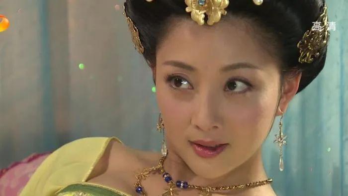 “人间水蜜桃”殷桃嘴上为什么总有个“血痂”？真相原来如此